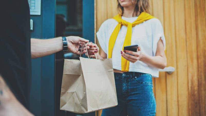 De 2019 a 2023, faturamento do e-commerce dobrou e mais de 50% dos pedidos são feitos atualmente pelo celular