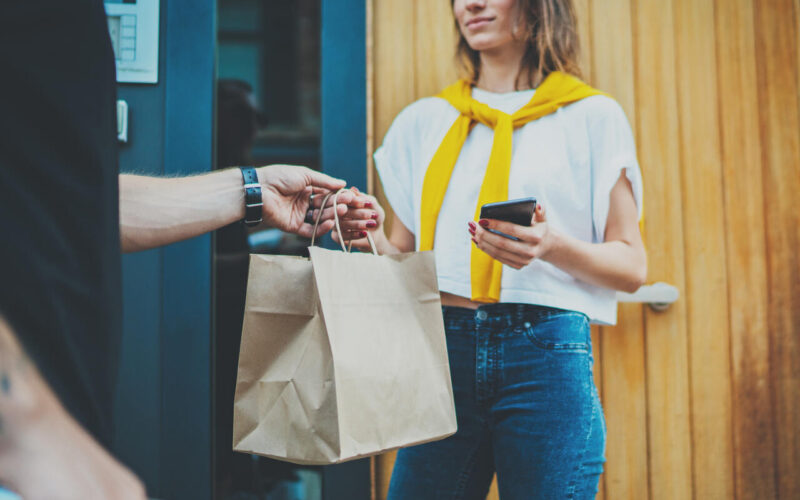 De 2019 a 2023, faturamento do e-commerce dobrou e mais de 50% dos pedidos são feitos atualmente pelo celular