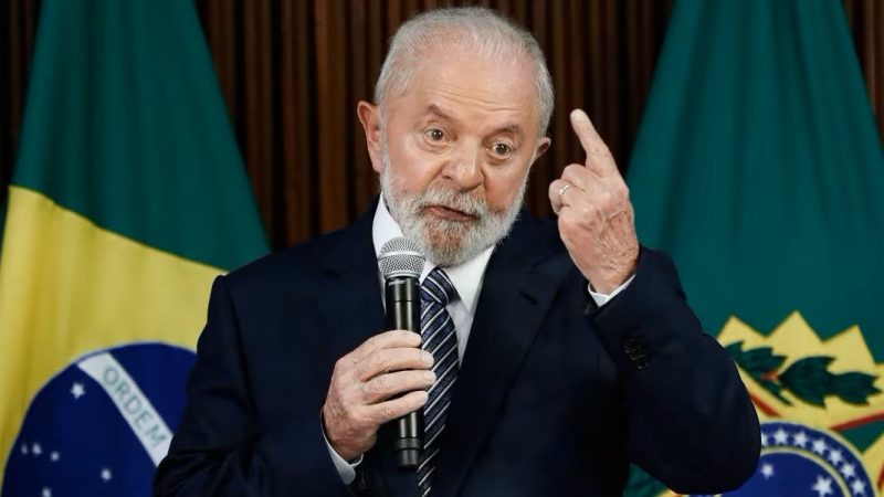 Salário mínimo: Lula assina decreto que aumenta valor para R$ 1.412 a partir de 1º de janeiro