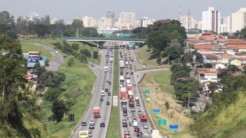 Fluxo de veículos aumenta nas rodovias de São Paulo e Rio de Janeiro
