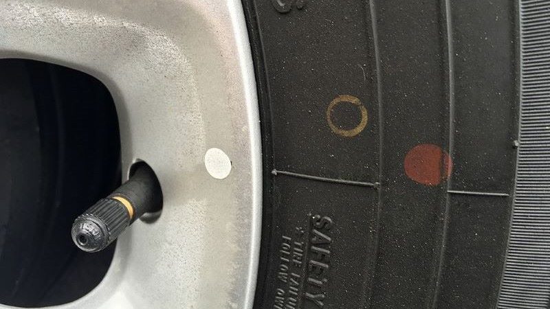 Decifre os pontos coloridos nas laterais dos pneus de carga e passeio