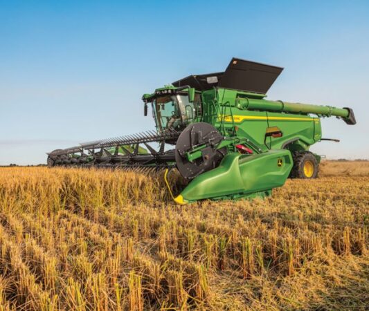 John Deere destaca colheitadeira de grãos X9 e tratores 9RX na Agrishow