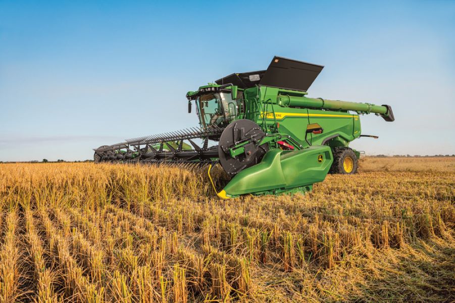 John Deere destaca colheitadeira de grãos X9 e tratores 9RX na Agrishow