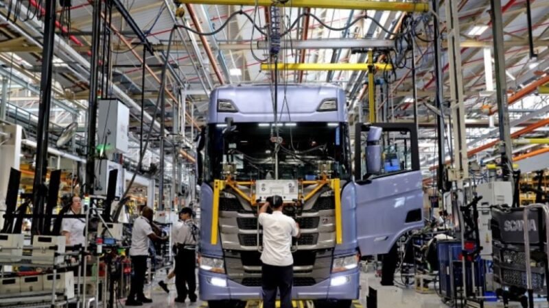 Vendas de caminhões e ônibus caem quase 30% no bimestre