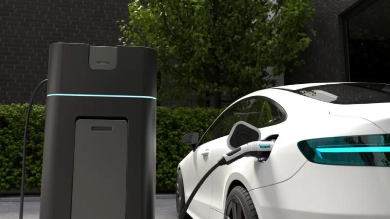 Rede de carregadores para carros elétricos cresce 42% em um ano