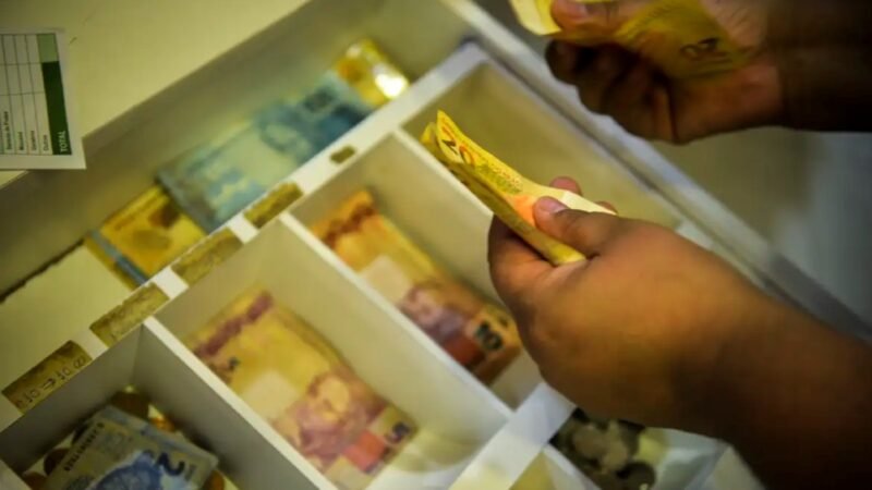 INPC tem variação negativa em agosto e soma 3,98% em 12 meses