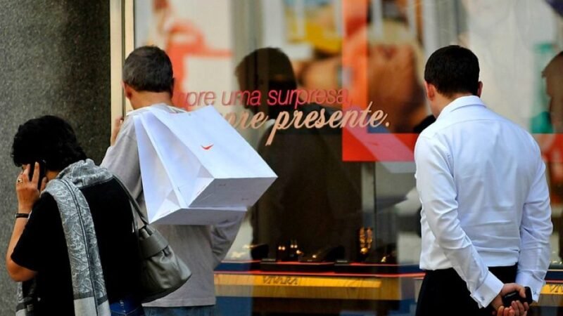 Confiança do consumidor recua ao patamar neutro em janeiro, diz ACSP