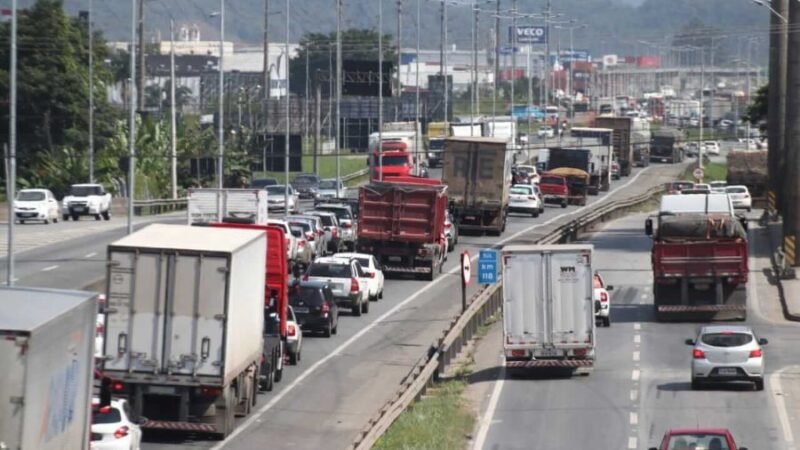 Acidentes com caminhões ameaçam vidas nas estradas e geram prejuízos bilionários