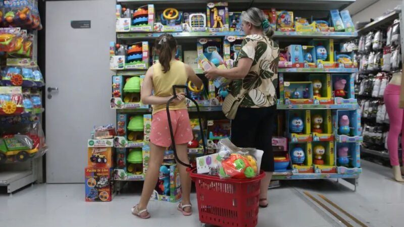 Confiança do Consumidor registra segunda alta consecutiva, diz FGV