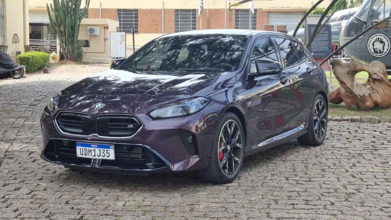 BMW M135 une virtudes da marca em tamanho compacto