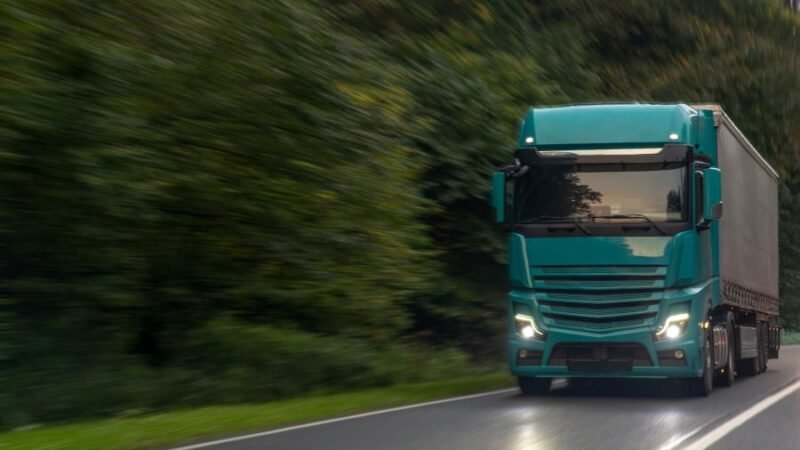 Rodar com sobrecarga no caminhão compromete a vida útil do veículo e a segurança viária