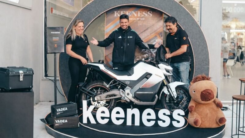 Yadea celebra entrega da 100ª moto elétrica premium no Brasil