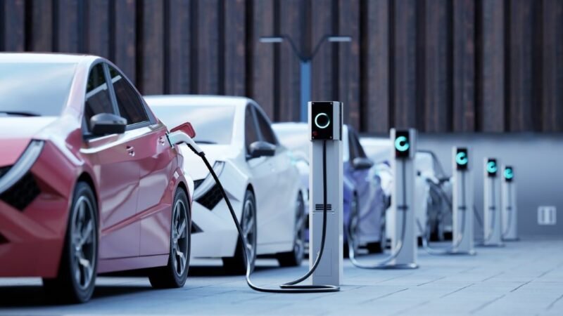 Como a infraestrutura de recarga influencia a adoção de carros elétricos