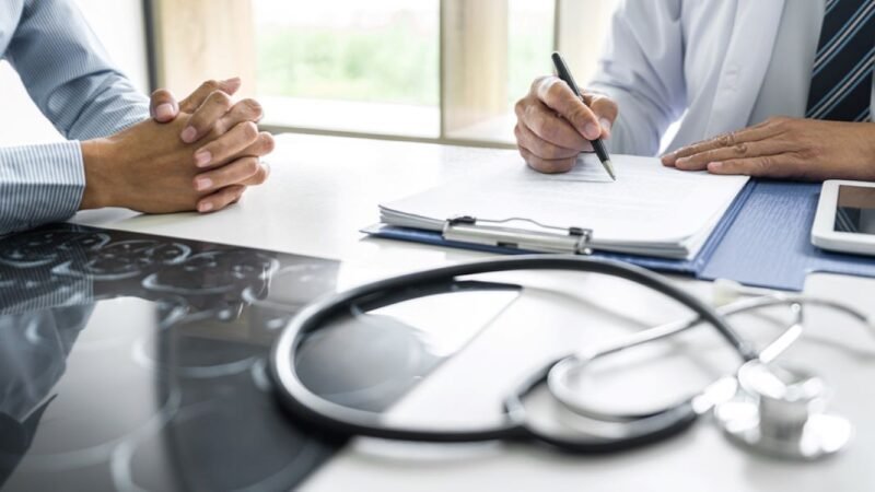 Atestado médico conta sábado, domingo e feriados? Saiba como funciona a regra trabalhista