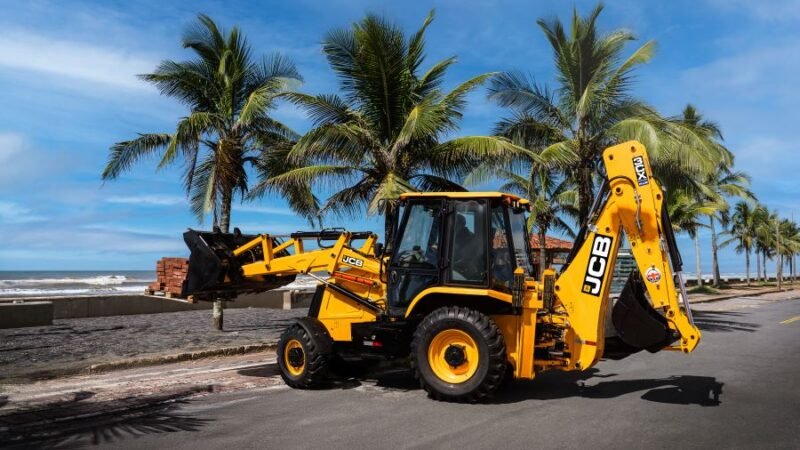 JCB produz em Sorocaba a nova retroescavadeira 3CX Plus
