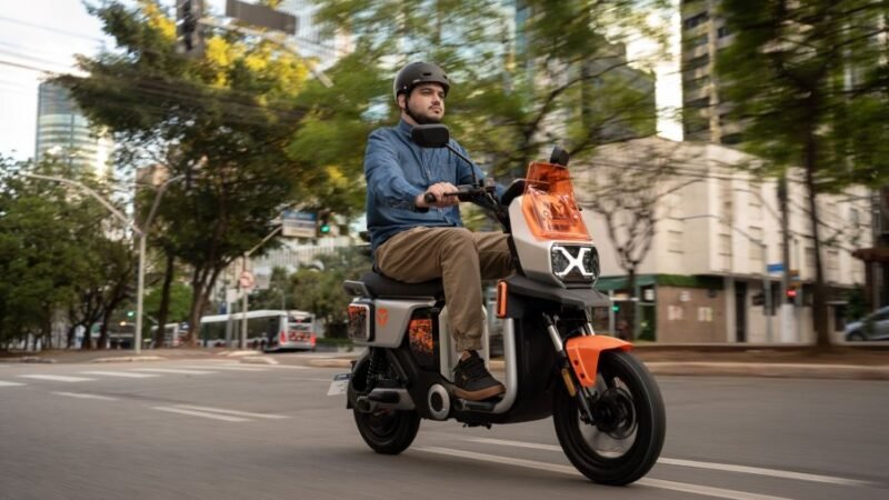 Condução de motos e scooters elétricas mudam hábitos de condução nas grandes cidades