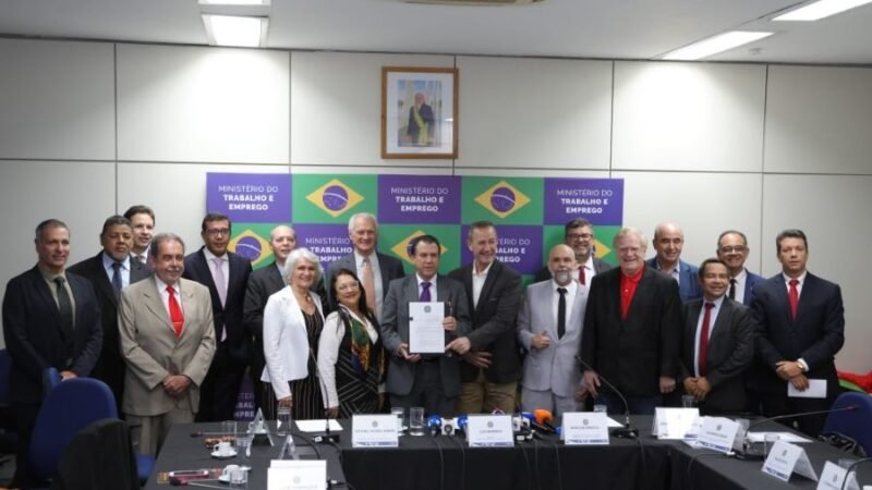 Assinada portaria sobre trabalho em feriados, construída com participação da CNC