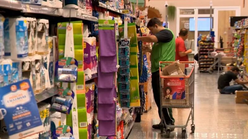 Regra sobre trabalho em feriados no comércio é oficializada; veja o que muda e os setores afetados