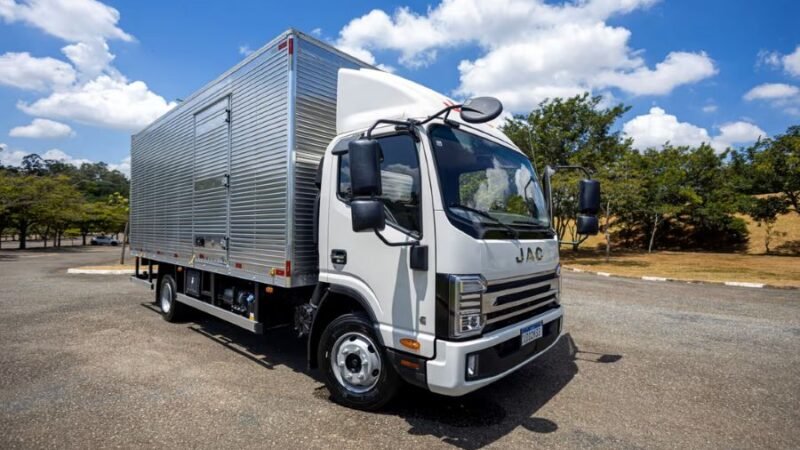 JAC expande linha de caminhões com versão de 9,5 toneladas