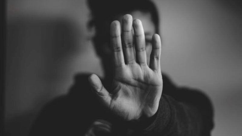 Medida protetiva no trabalho: o que a empresa deve fazer quando vítima e agressor trabalham no mesmo local?