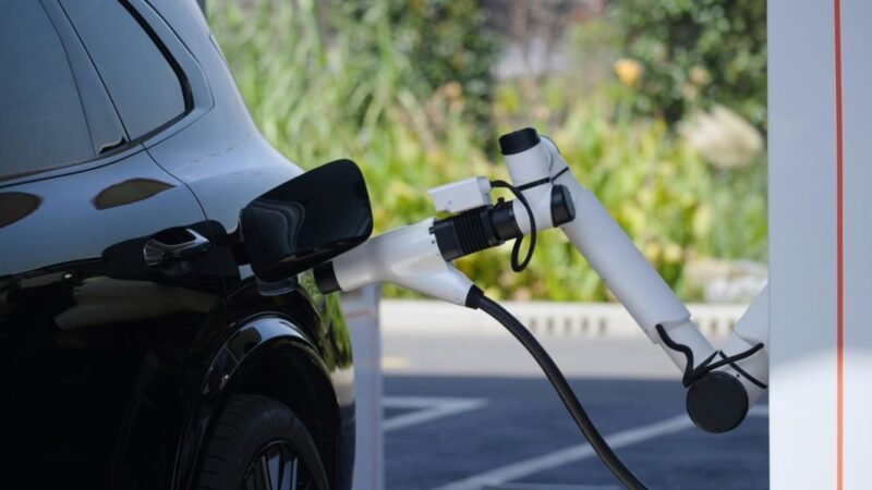 Geely apresenta sistema de carregamento ultrarrápido com tecnologia de IA