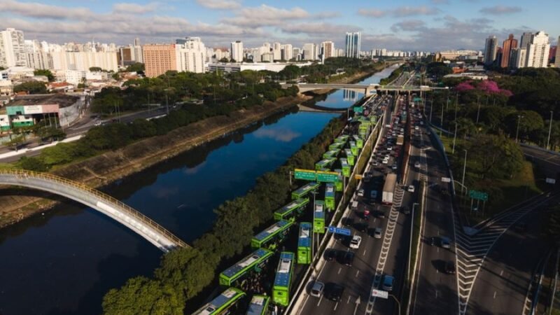 BYD emplaca mais ônibus elétricos que segunda e terceira colocadas somadas