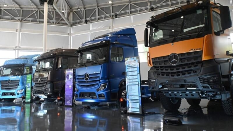 Mercedes-Benz faz ajuste fino na linha de caminhões para a Fenatran 2026